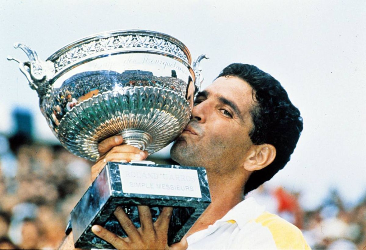 Andrés Gómez besa la Copa de los Mosqueteros, como campeón de Roland Garros 1990. EL UNIVERSO