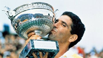 Andrés Gómez besa la Copa de los Mosqueteros, como campeón de Roland Garros 1990. EL UNIVERSO