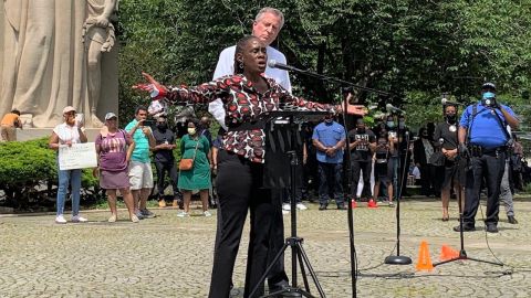 La primera dama Chirlane McCray cuando pedía a la multitud mostrar respeto al Alcalde antes de cederle el micrófono.