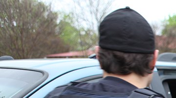 La decisión del juez también prohíbe los arrestos de ICE en las afueras de los edificios de las cortes.