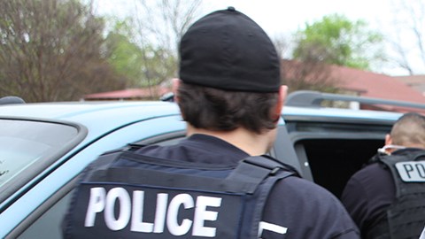La decisión del juez también prohíbe los arrestos de ICE en las afueras de los edificios de las cortes.