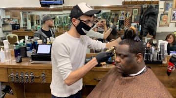 Entre los negocios que se permitirán abrir en la Fase 2 están las barberías, pero con límites de clientes.