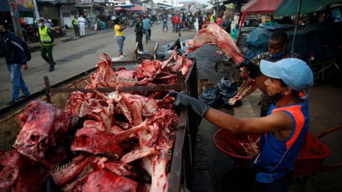 CLO0010. CALI (COLOMBIA), 02/06/2020.Un hombre tira huesos en una carreta este martes en una plaza de mercado en Cali (Colombia). Las autoridades de la ciudad decretaron el cierre de la plaza de mercado Santa Elena por nueve días, debido a que en este lugar se han detectado más de 70 contagiados por COVID-19, y han fallecido 5 personas. EFE/ Ernesto Guzmán Jr