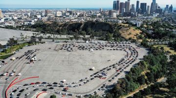 Larga fila de autos en el Dodger Stadium, en Los Angeles, con personas para hacerse la prueba del COVID-19. California es uno de los estados incluidos en la lista de Cuomo.