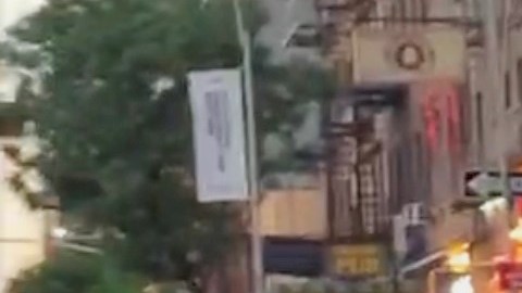 Escenas como estas de decenas de personas congregadas en las aceras se vieron en varias zonas de Manhattan el fin de semana.