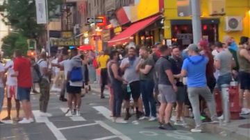 Escenas como estas de decenas de personas congregadas en las aceras se vieron en varias zonas de Manhattan el fin de semana.