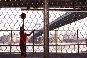 Arrestan en California a pandillero por homicidio de niño promesa del baloncesto en parque de Queens, Nueva York