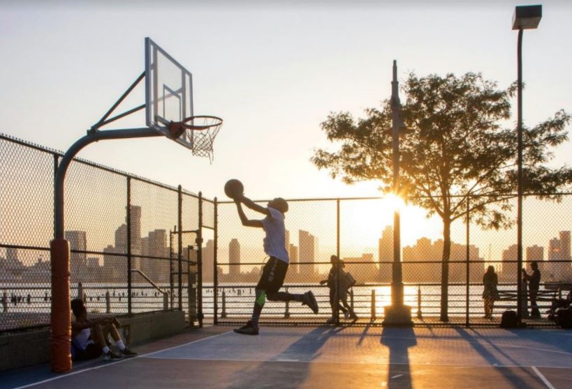 Desde el lunes 6 los jóvenes podrán disfrutar de las canchas deportivas al aire libre en NYC.