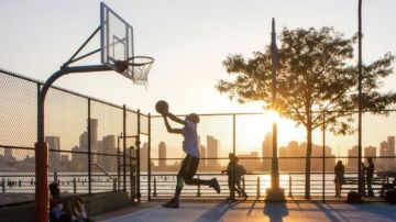 Desde el lunes 6 los jóvenes podrán disfrutar de las canchas deportivas al aire libre en NYC.