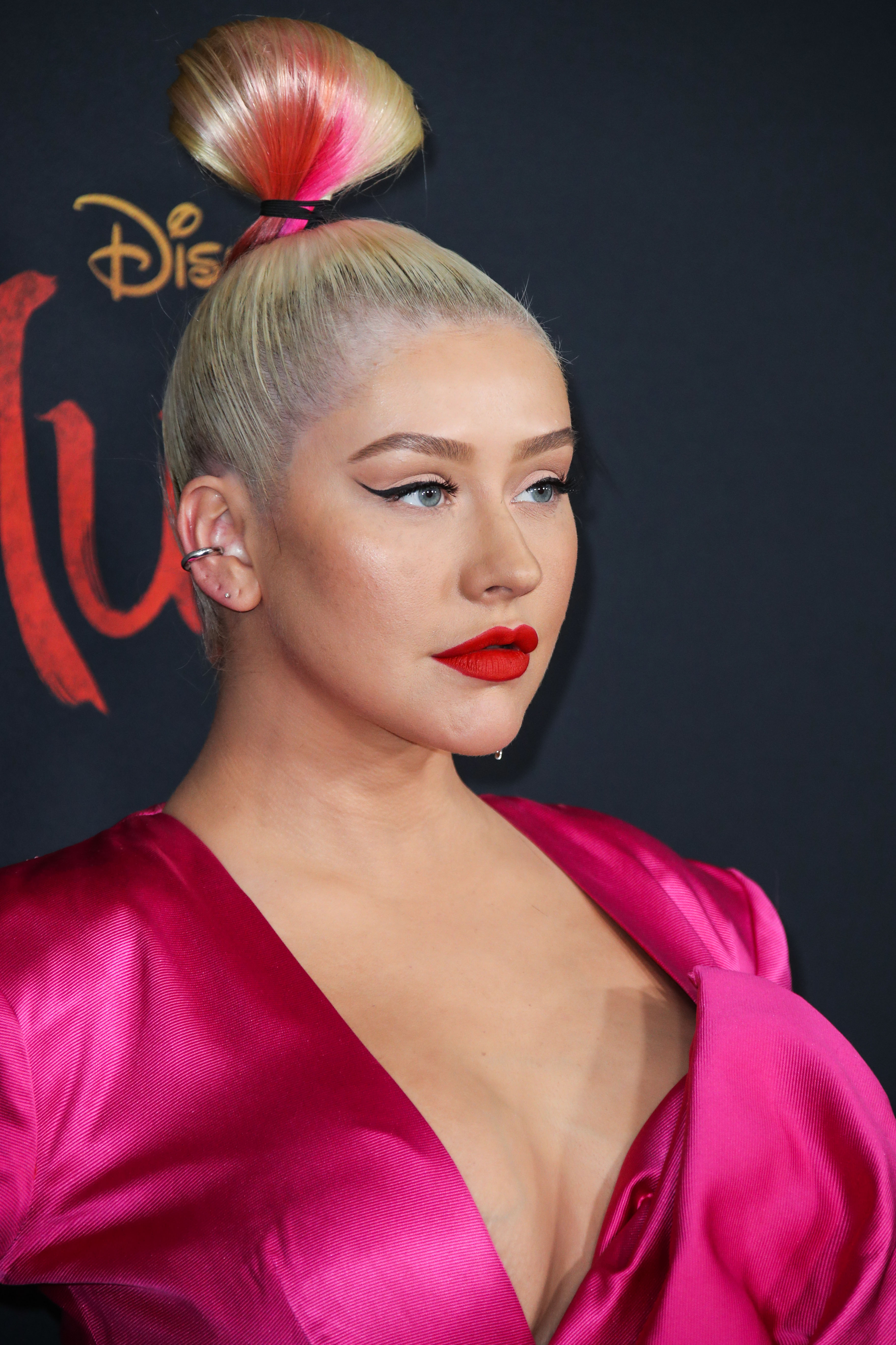 Christina Aguilera Deja Ver Parte De Sus Senos A Través De Un Sensual Vestido El Diario Ny