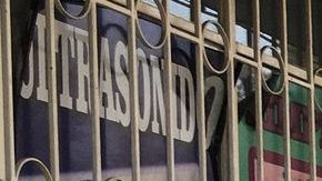 Vecinos van por despensas que reparte legislador.