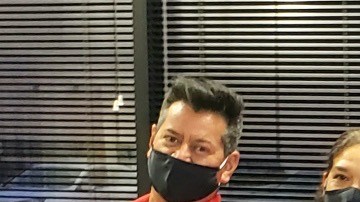 Martha Llamas, en el centro, fundadora de la empresa de limpieza M&R con parte de su equipo