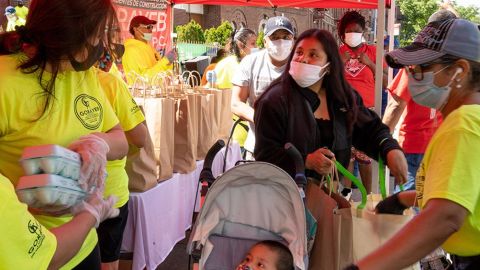 Vecinos de El Bronx recibieron el pasado 30 de mayo, bolsas de alimentos distribuidas  por Gorayeb &  Associates,  los Abogados del Pueblo,  en ese condado.