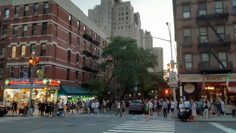 "Fiestas" en las calles crea nueva controversia ante control de la pandemia en la Gran Manzana.