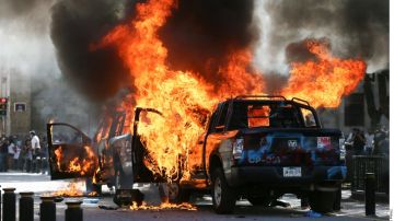 Manifestantes quemaron patrullas en Guadalajara.