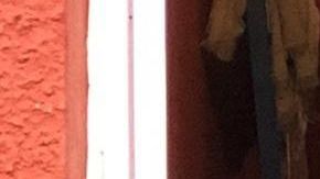 Operan en una pequeña vivienda.