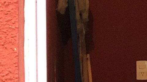 Operan en una pequeña vivienda.