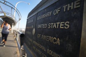 México y Estados Unidos extienden restricciones para cruzar la frontera