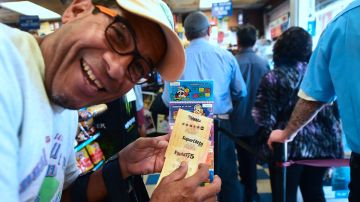Lotería multimillonario suerte dinero billete ganador seguridad IRS impuestos