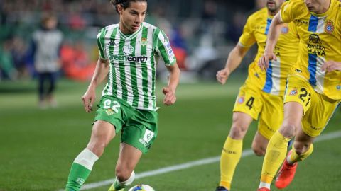 Diego Lainez en un partido con el Real Betis.