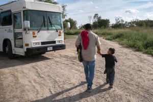 Legisladores demócratas instan a ICE a liberar a familias migrantes en centros de detención