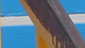 Una niña cae al intentar bajar escaleras a bordo de la patineta.