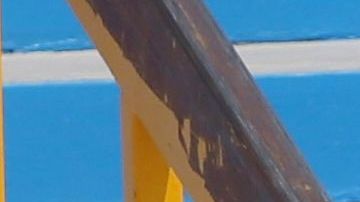 Una niña cae al intentar bajar escaleras a bordo de la patineta.