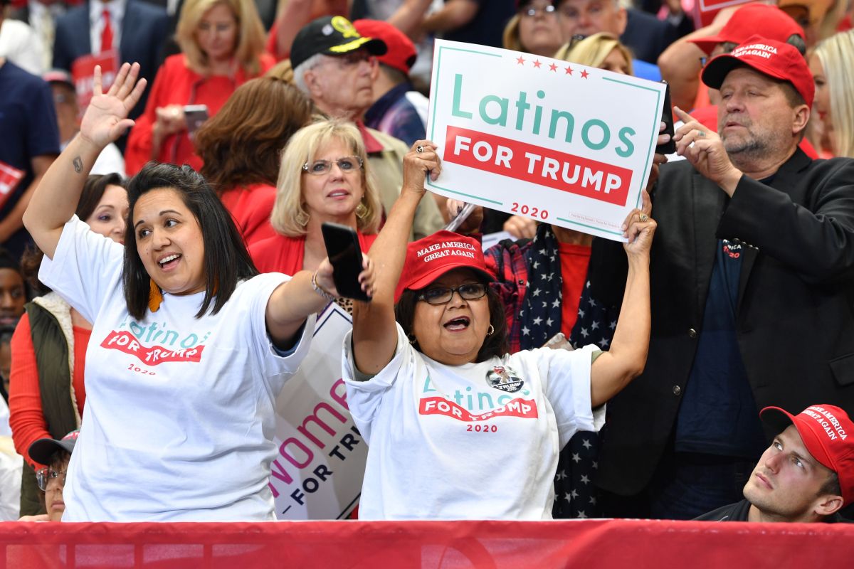 Imagen ilustrativa de latinos que apoyan a Trump.