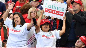 Latinos apoyando a Trump en un evento.