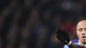 Sadio Mane conduciendo el balón en un Liverpool vs. Manchester City.