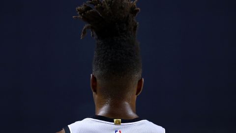 Lonnie Walker se refugió en su cabello para distraerse del infierno que vivió.