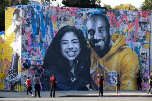 Indignante: Cadena de televisión cubre mural de Kobe Bryant para anunciarse