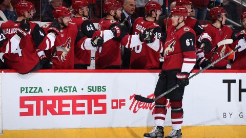 Los Coyotes de Arizona son el primer equipo en la historia de la NHL con un propietario y presidente de origen latino.