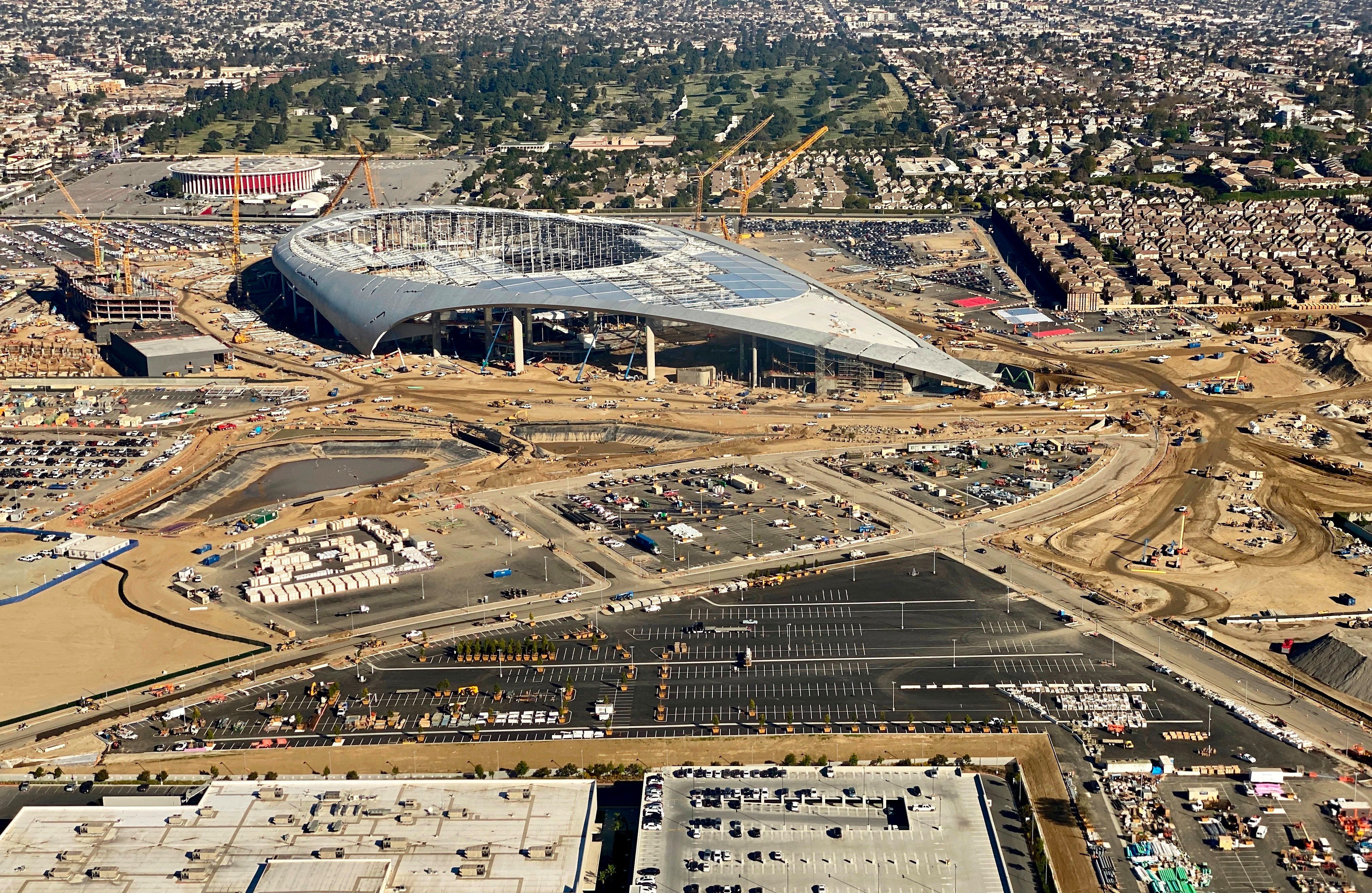 Trabajador muere al caer desde el techo del SoFi Stadium de Inglewood