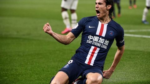 Edinson Cavani celebrando un gol con el PSG.