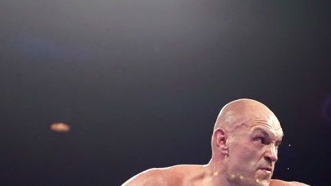Tyson Fury golpeando a Deontay Wilder.
