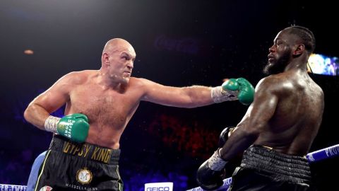 Tyson Fury golpeando a Deontay Wilder.