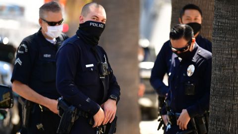 Un grupo de agentes del Departamento de Policía con su rostro cubierto.