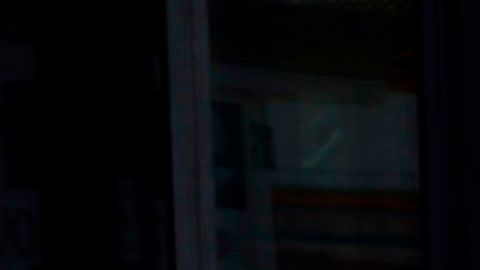 Un hombre limpia la estrella de Trump en Hollywood.