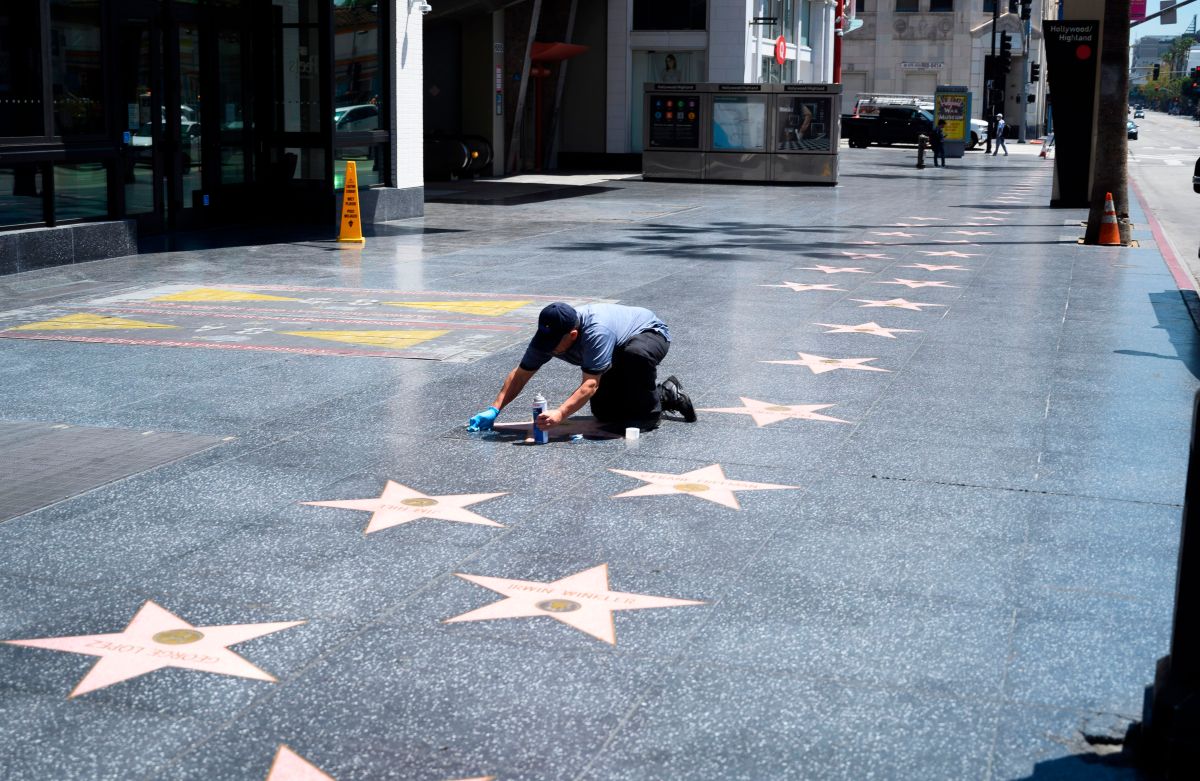 Un hombre limpia la estrella de Trump en Hollywood. 