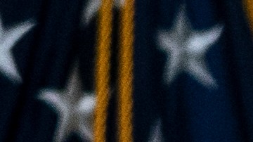 El senador Mitch McConnell es cuestionado por priorizar el nombramiento de jueces federales.