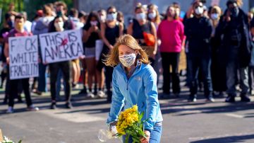 Aunque entre manifestantes hay gente usando máscaras, también hay miles que no.