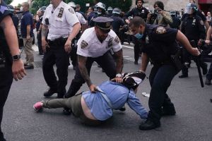 Arrestan y acusan a policía tras estrangulamiento a un detenido en Queens
