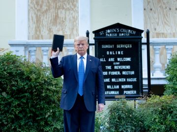 El presidente es cuestionado por acudir frente a una iglesia a tomarse una foto.