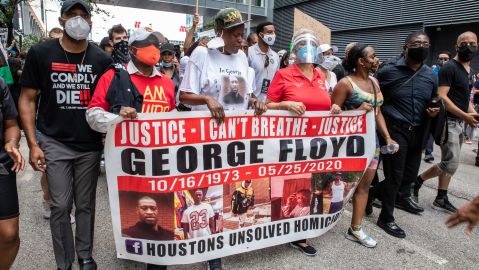 Familiares de Floyd hablaron con la prensa durante una marcha en Houston.
