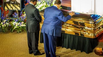 Un ataúd dorado con el cuerpo de George Floyd destacó en su funeral.