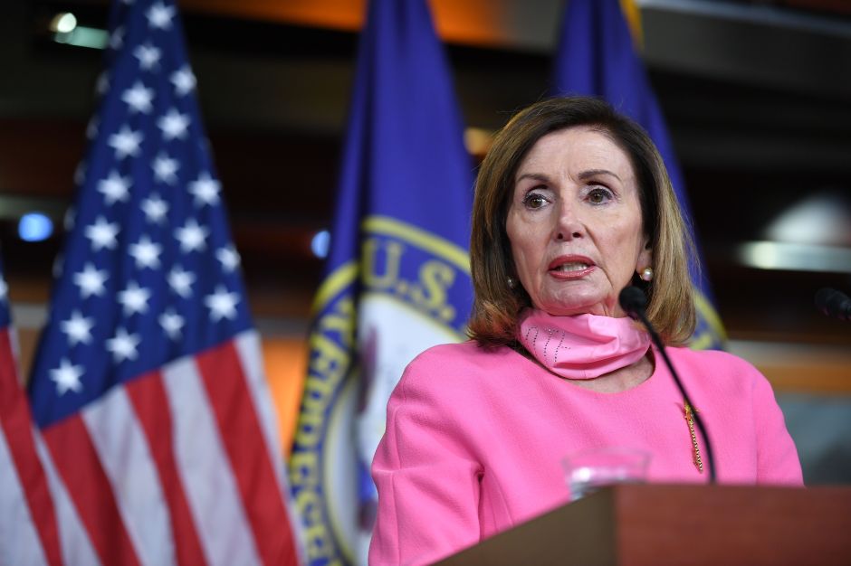 Nancy Pelosi dice que ya se acordó cheques de estímulo en plan que discute con portavoces de la Casa Blanca