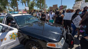 Alguaciles bloquean una protesta por la muerte de Robert Fuller en Palmdale.
