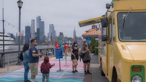 Anthony Fauci coronavirus cierres economía COVID-19 brotes Texas Arizona distanciamiento social negocios pandemia