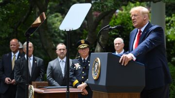 El presidente Trump firmó la orden ejecutiva sobre reforma policiaca.